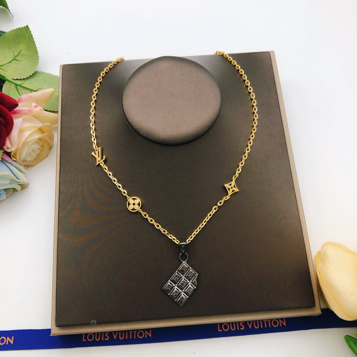 black brass Necklace for women - alternate angle view 8
