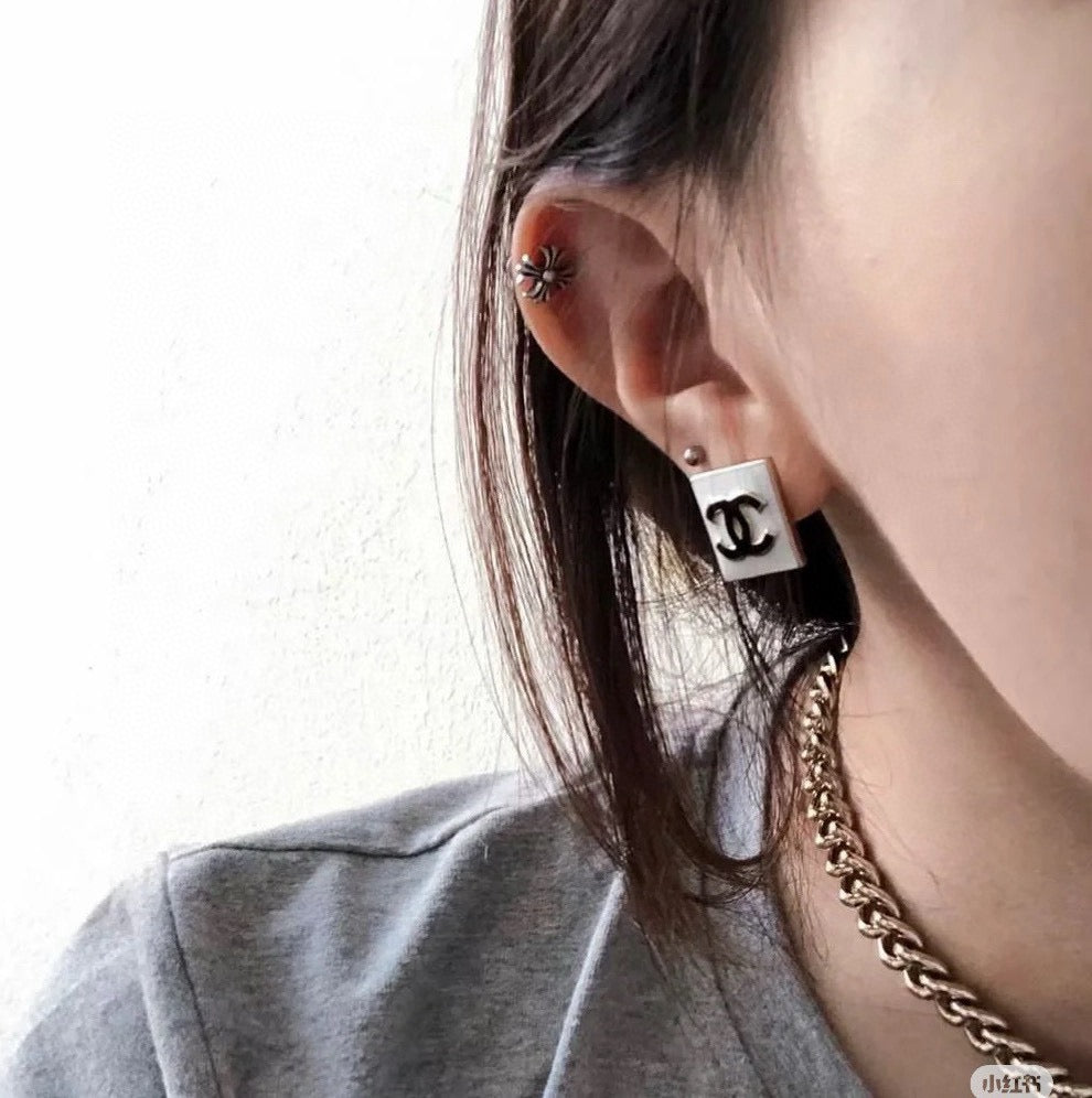 gold resin vintage Stud Earrings for women - alternate angle view 9