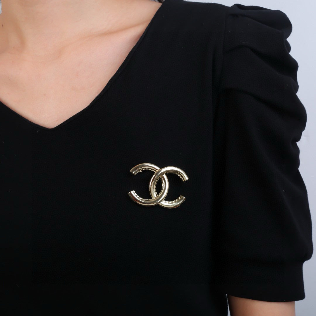 Brooch for women - alternate angle view 8