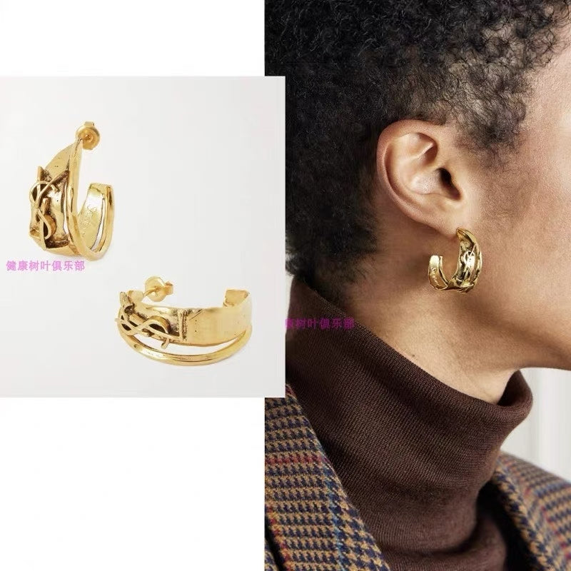 gold metal letter fashion accessory for women - alternate angle view 8