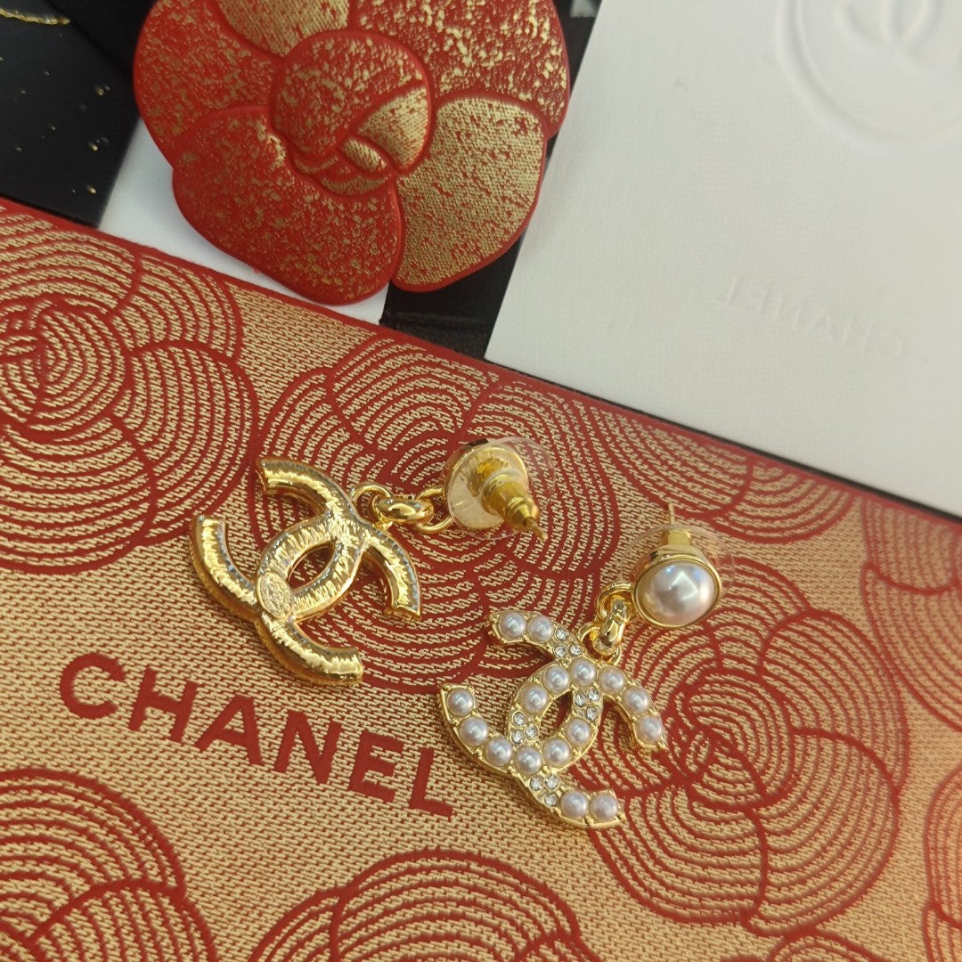 gold pearl double c Pendant for women - alternate angle view 5