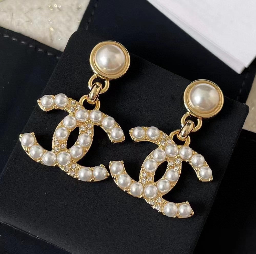 gold pearl double c Pendant for women - alternate angle view 3