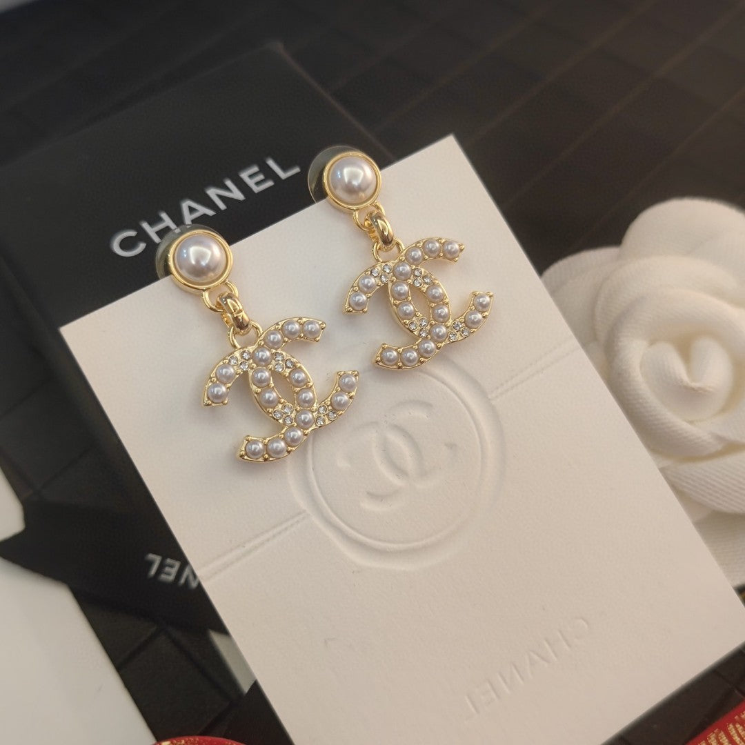 gold pearl double c Pendant for women - alternate angle view 8
