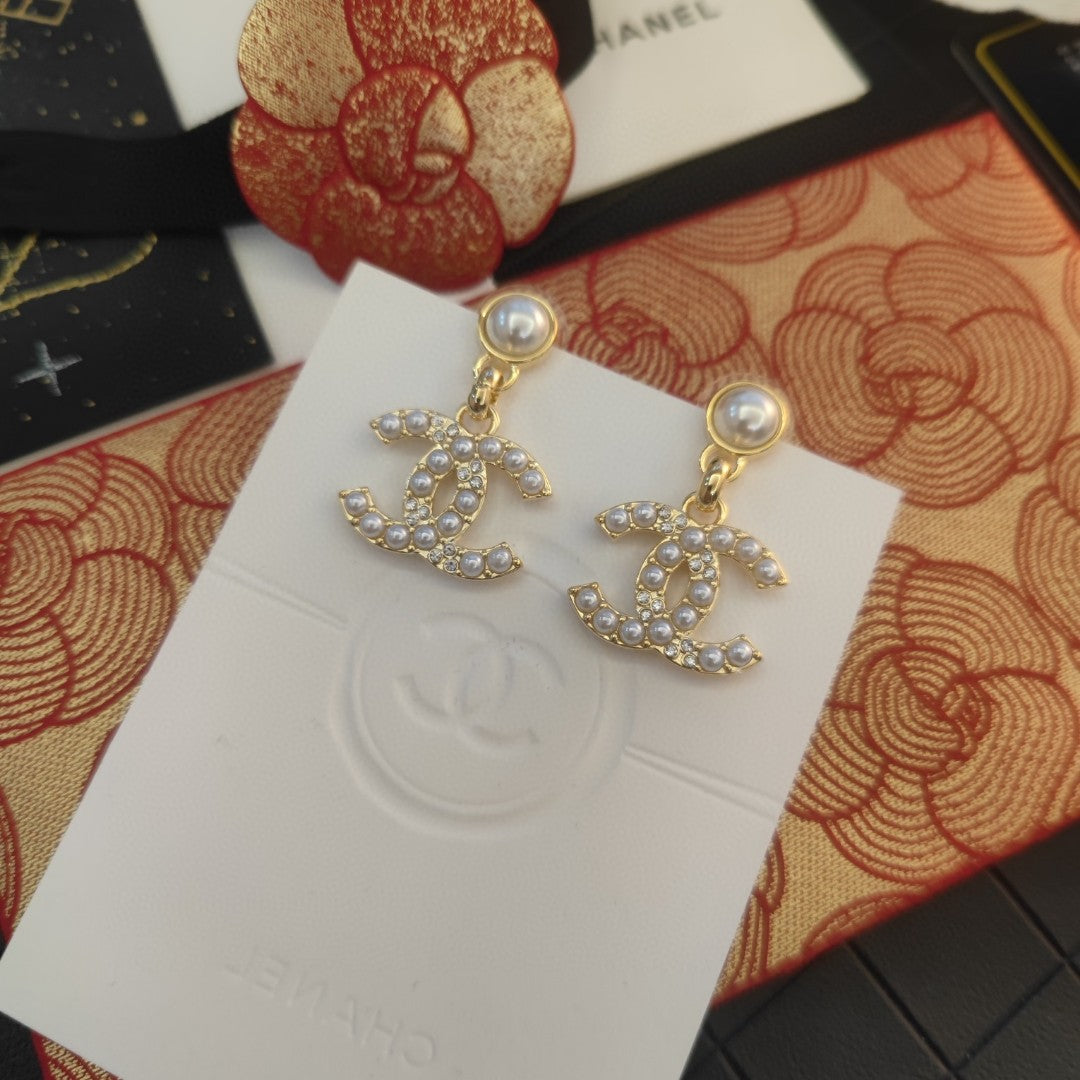 gold pearl double c Pendant for women - alternate angle view 7