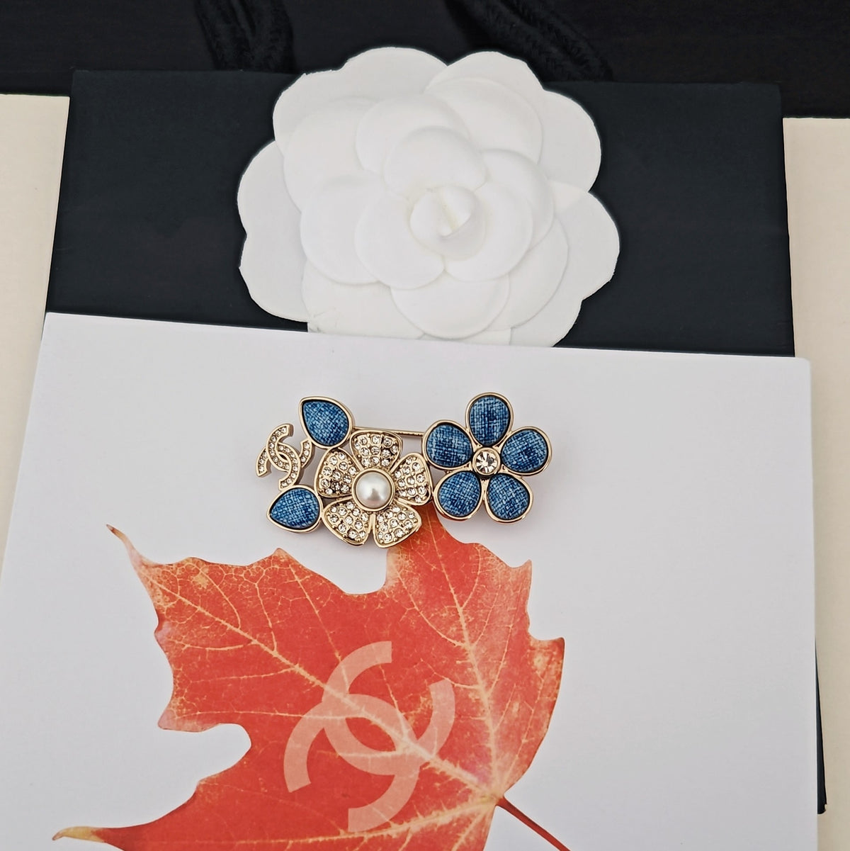 blue brass floral Brooch for women - alternate angle view 4