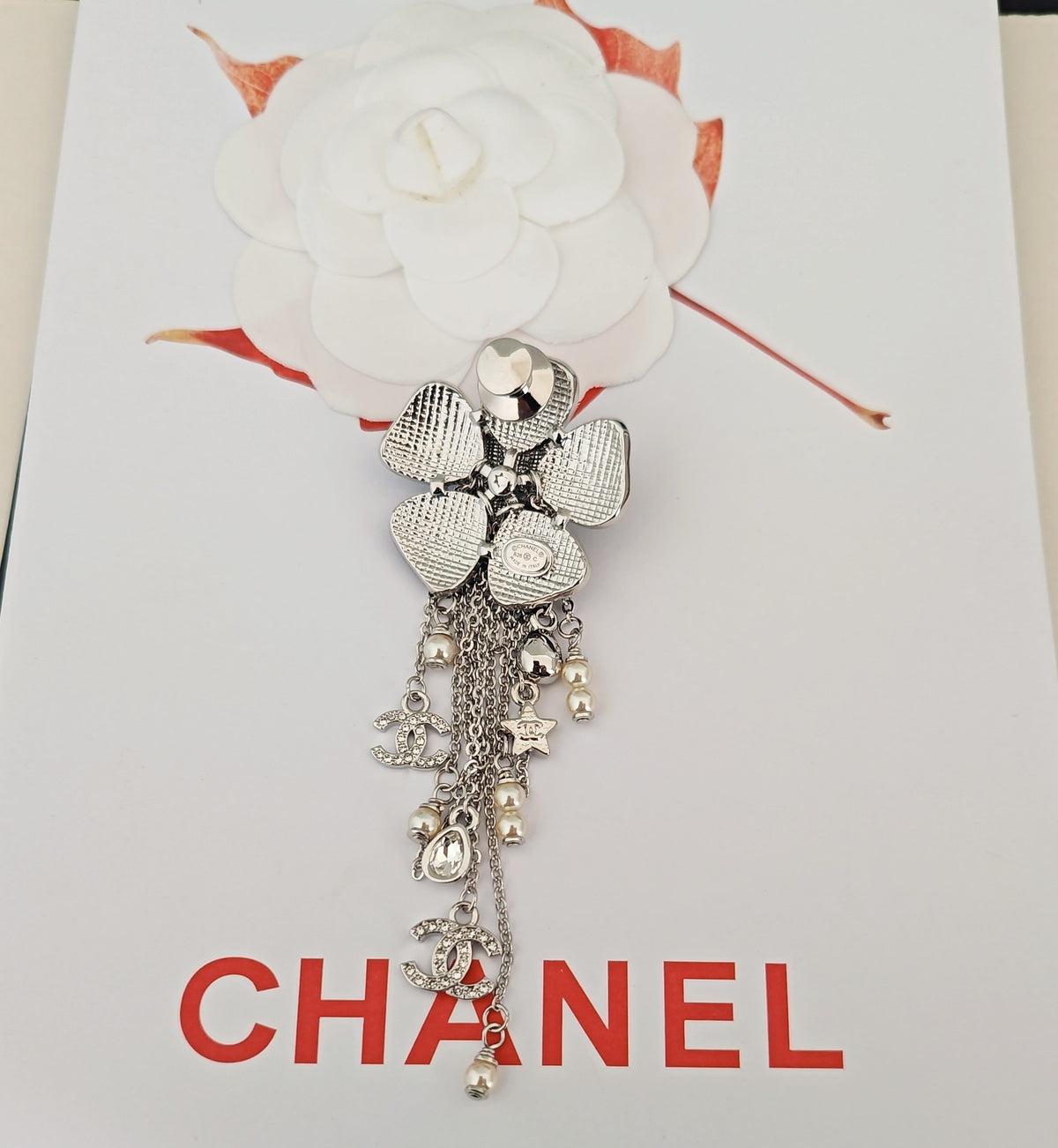 black brass floral Brooch for women - alternate angle view 3