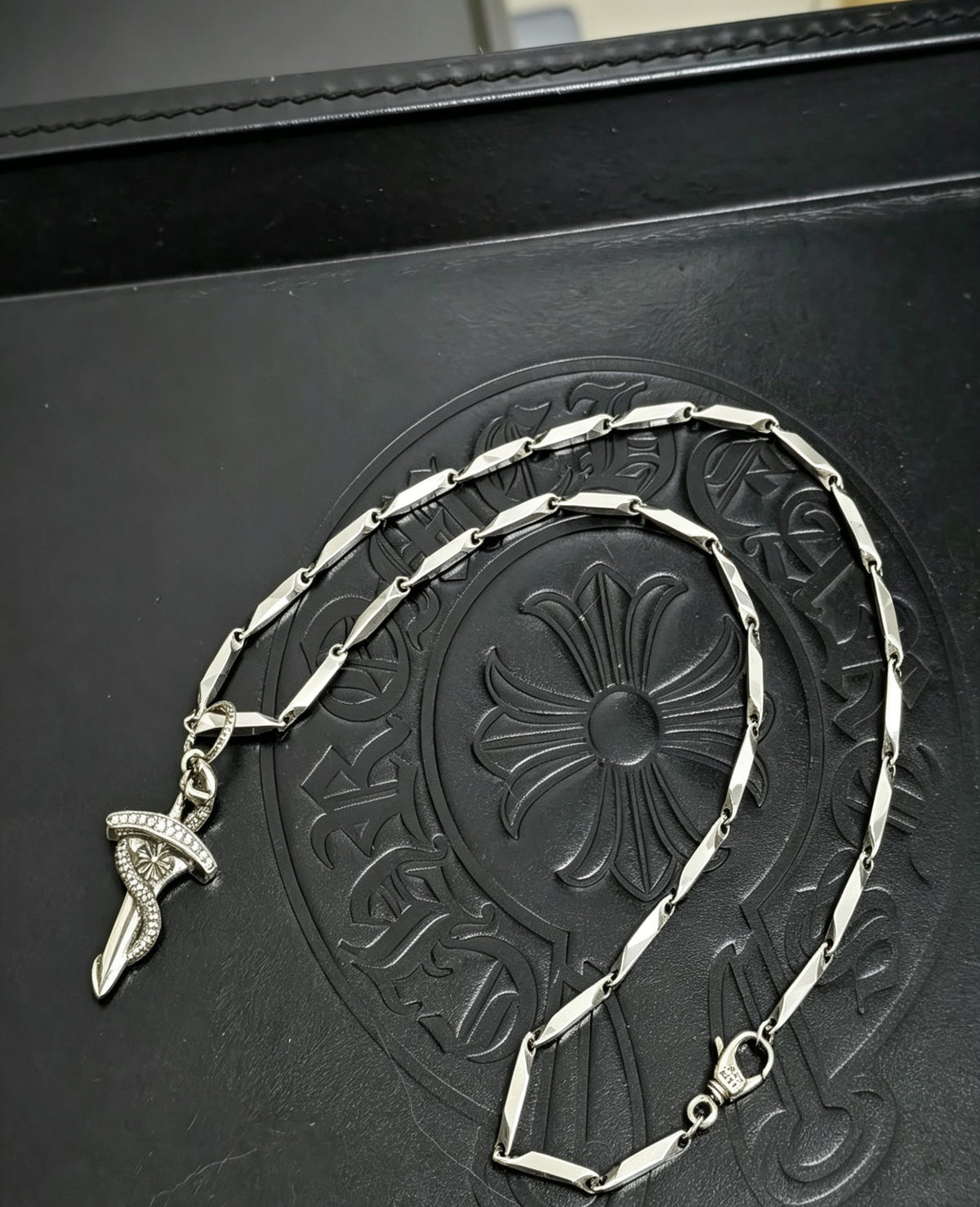 antique vintage Pendant for women - alternate angle view 5