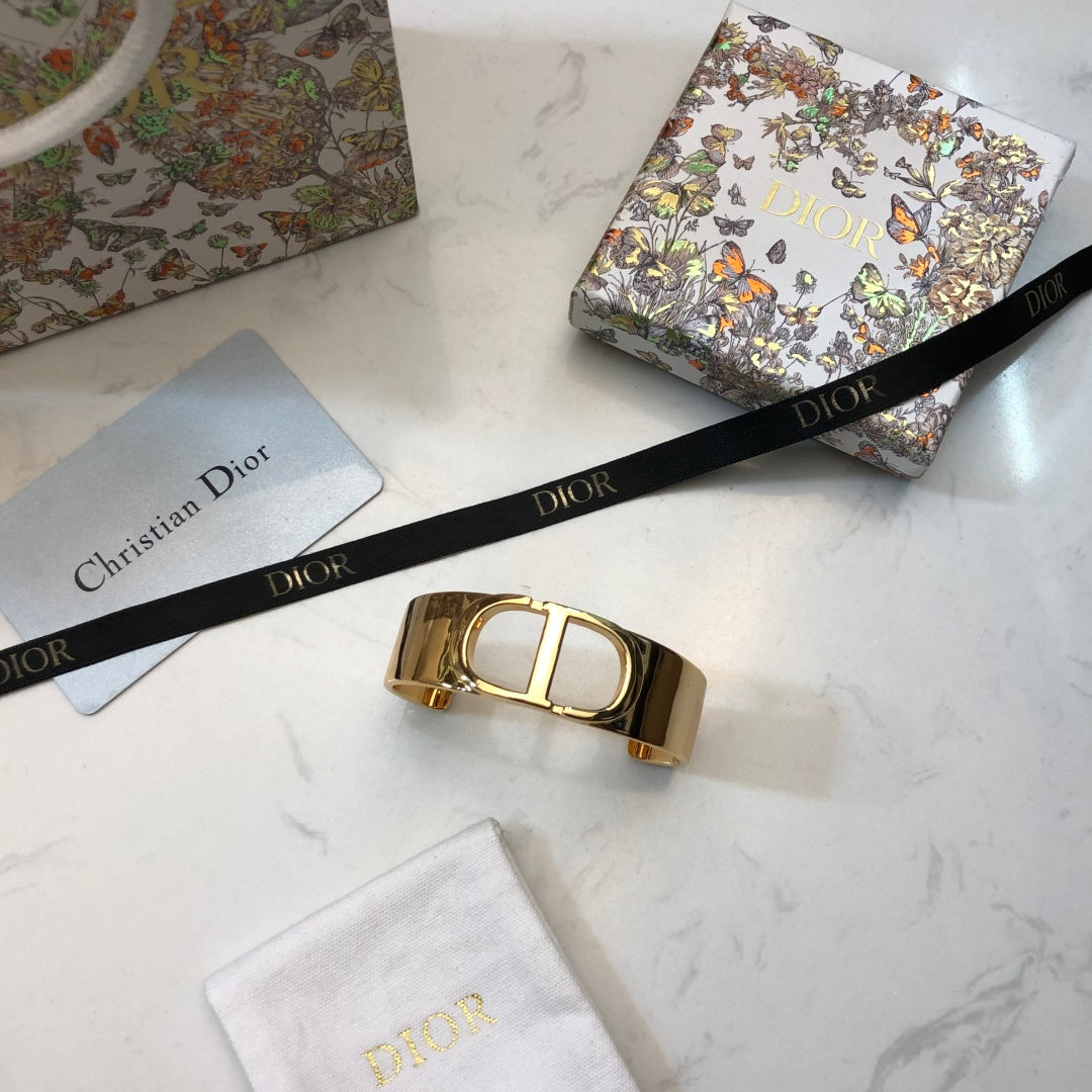 gold minimalist Bangle for women - product detail view
