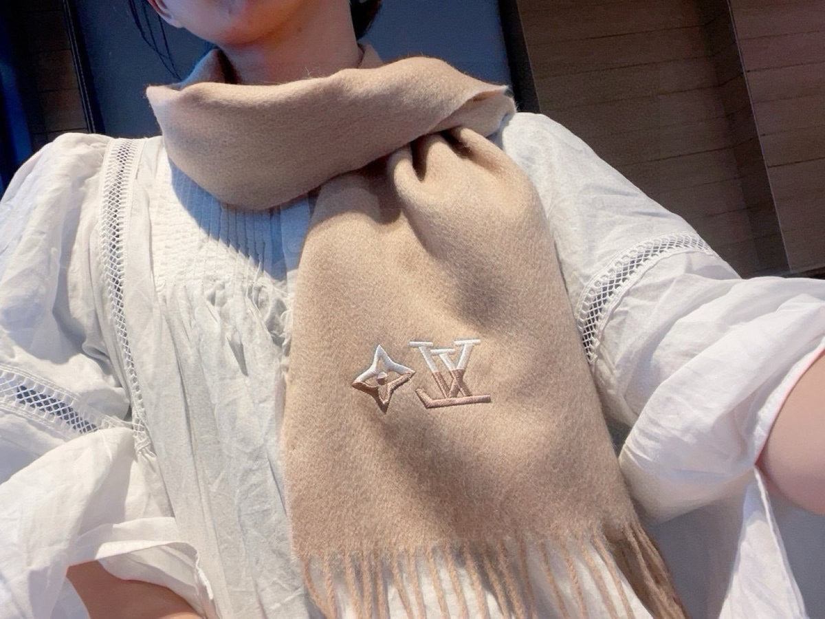 velvet minimalist Scarf for men - product detail view