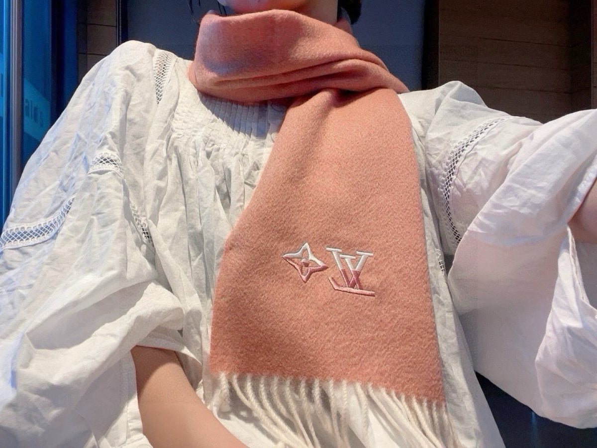 velvet minimalist Scarf for men - product detail view