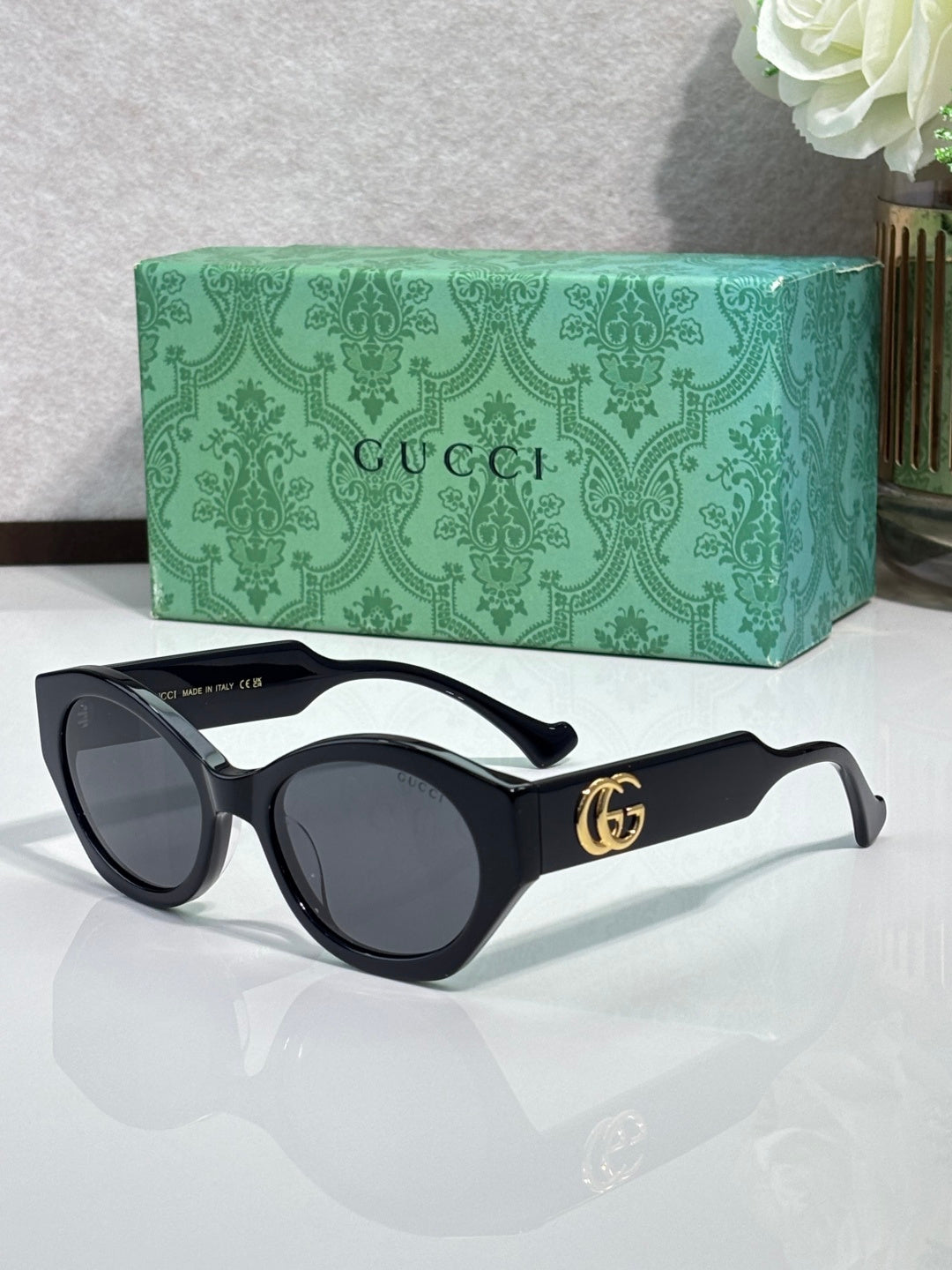 fashion accessory for women - product detail view