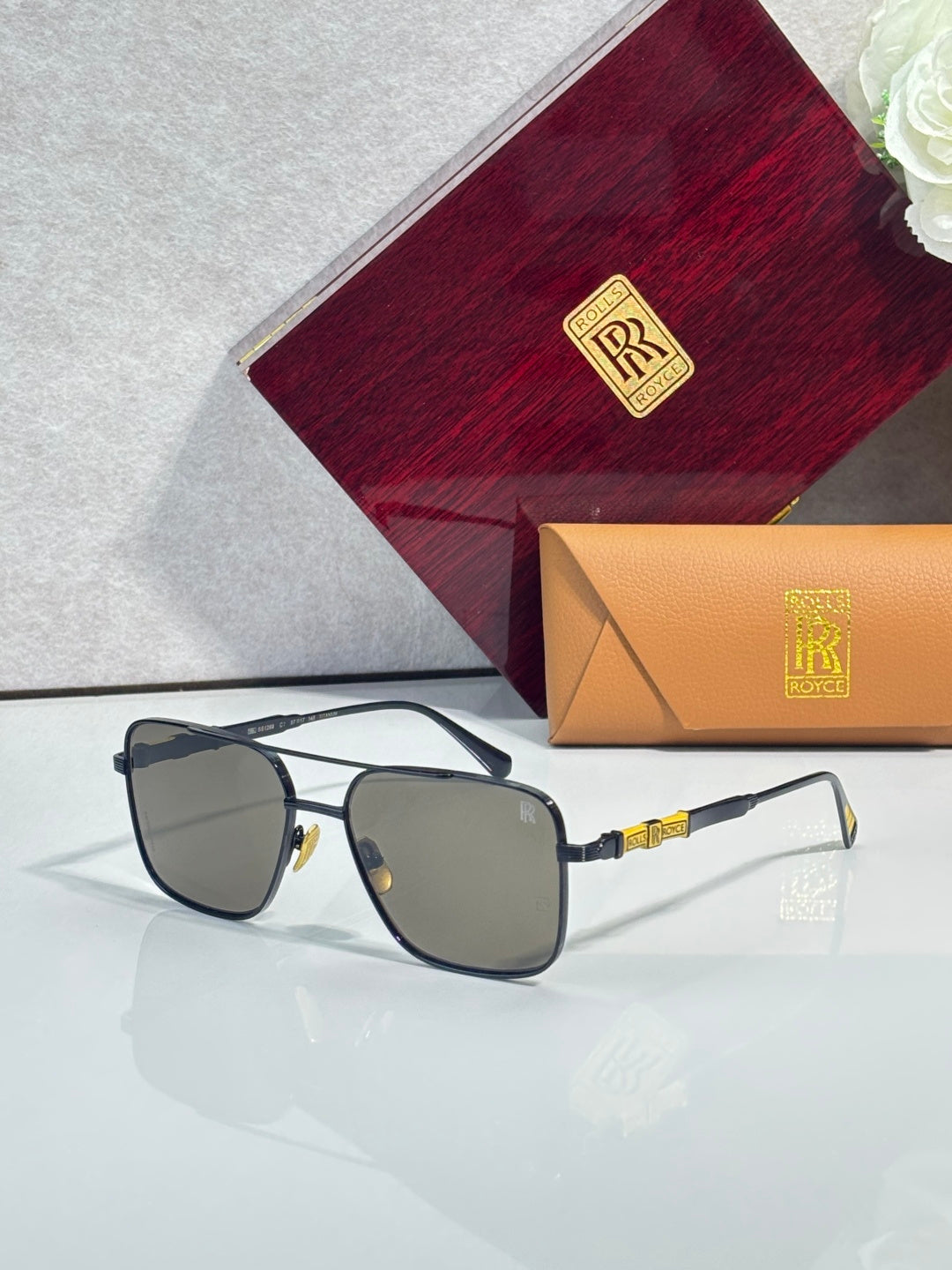 fashion accessory for women - product detail view