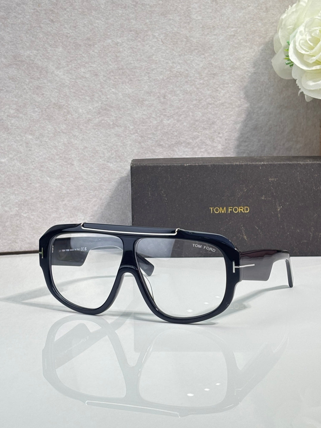 fashion accessory for women - product detail view