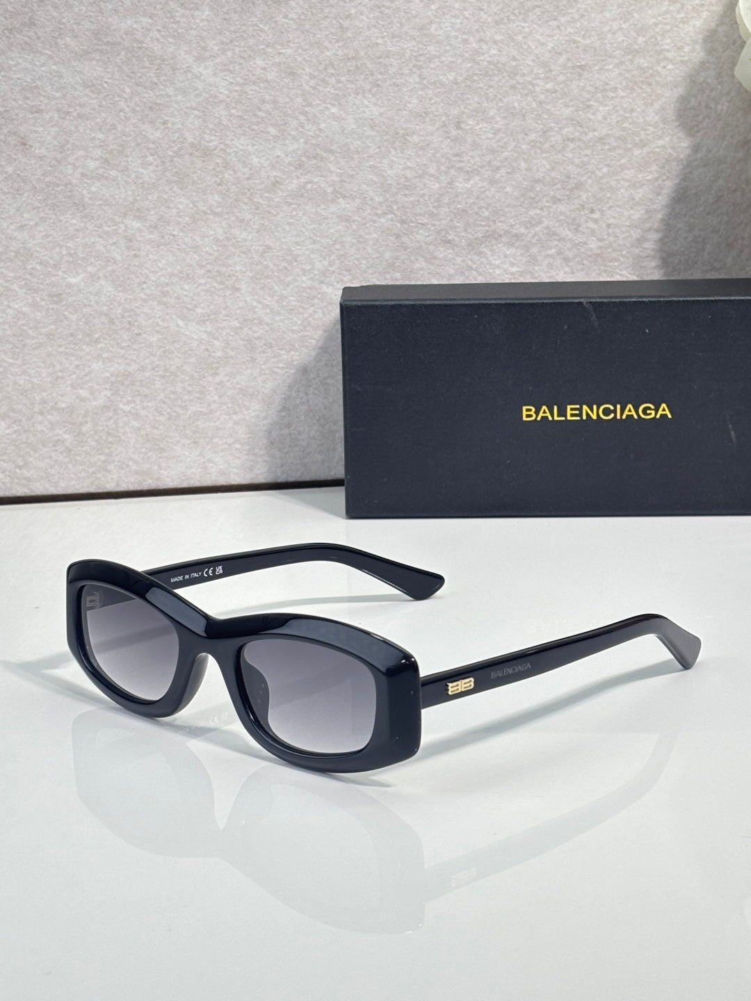 fashion accessory for women - product detail view