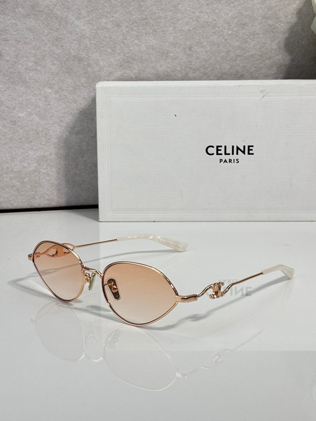 fashion accessory for women - product detail view