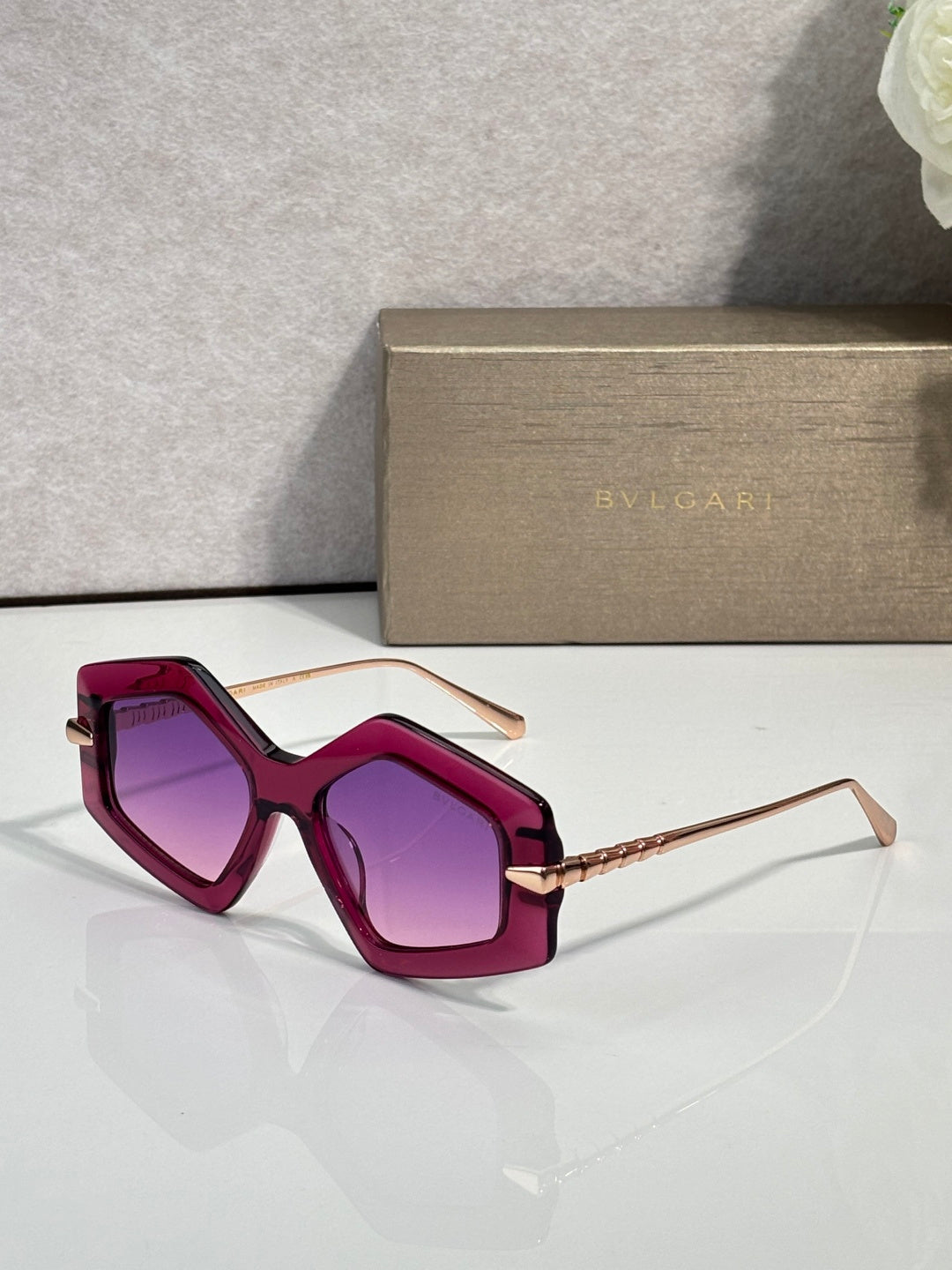 fashion accessory for women - product detail view