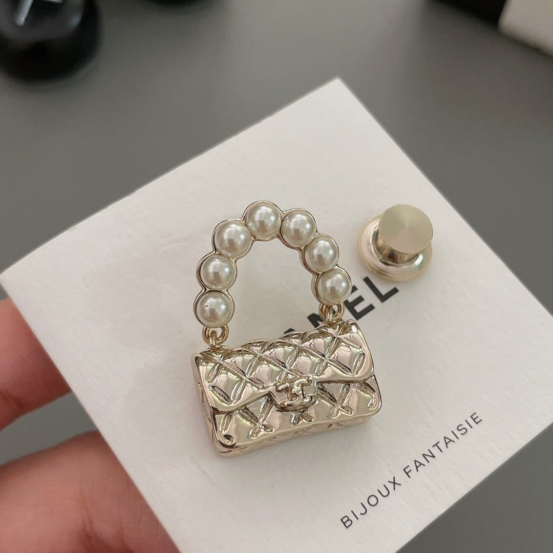 Brooch for women - alternate angle view 4