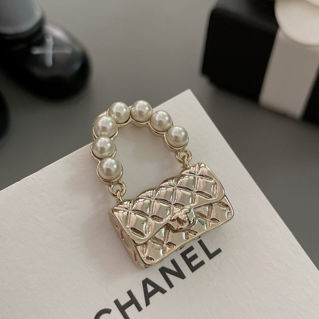Brooch for women - alternate angle view 3