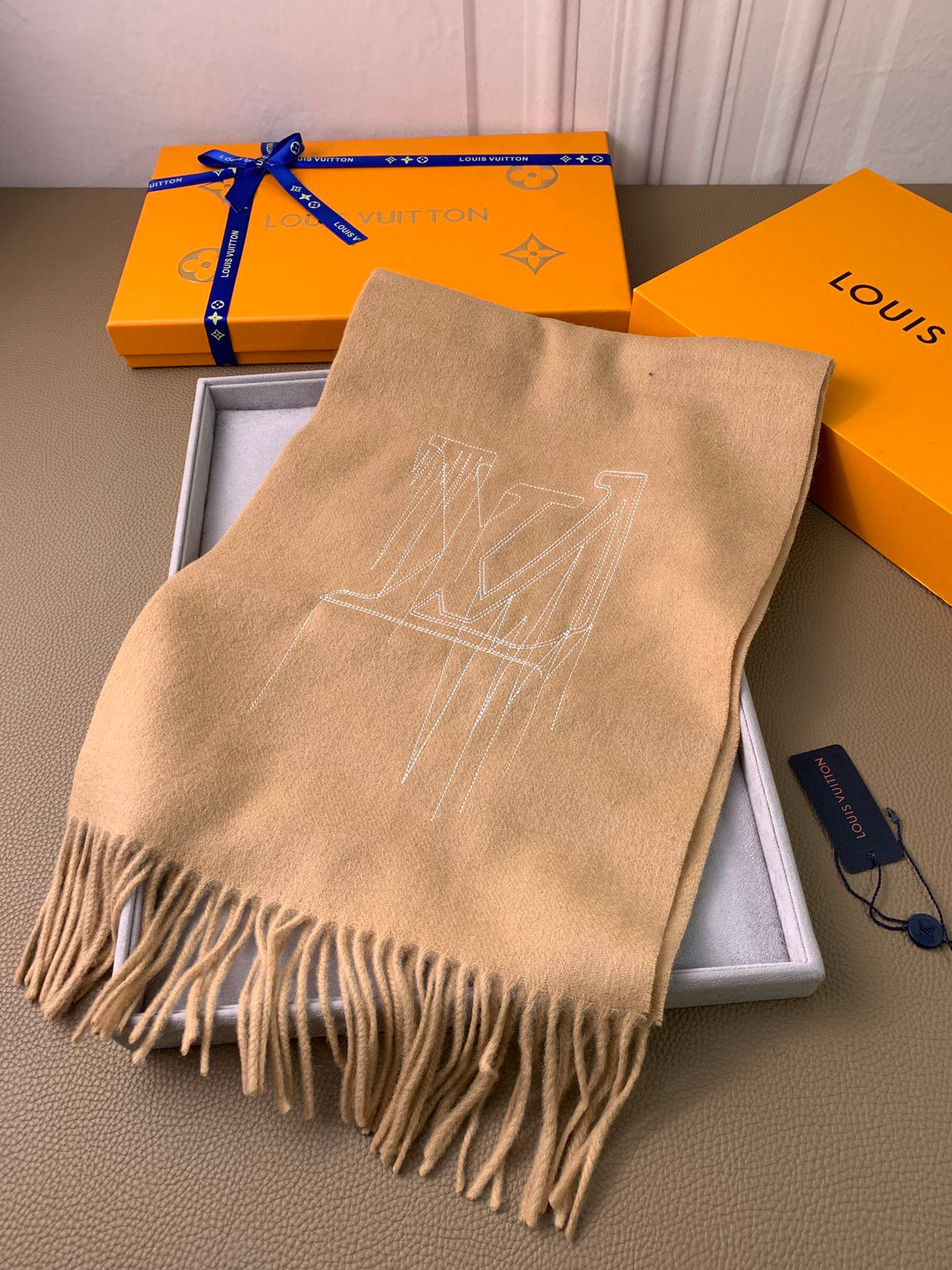 velvet minimalist Scarf for men - product detail view