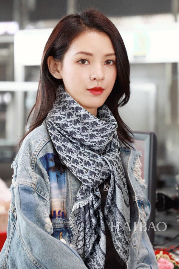 velvet fashion accessory for women - product detail view