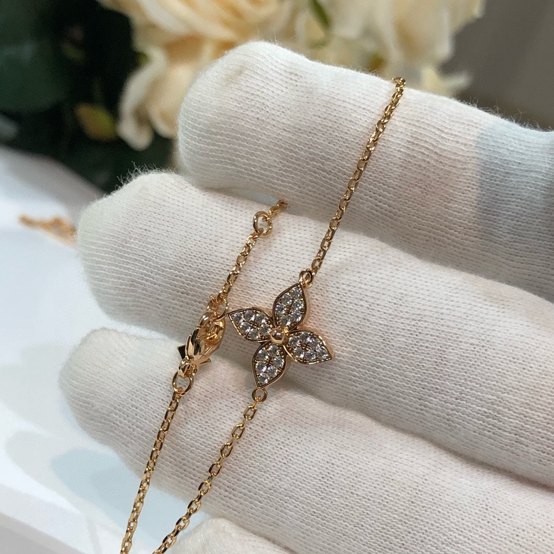 gold mother of pearl clover Bracelet for women - product detail view