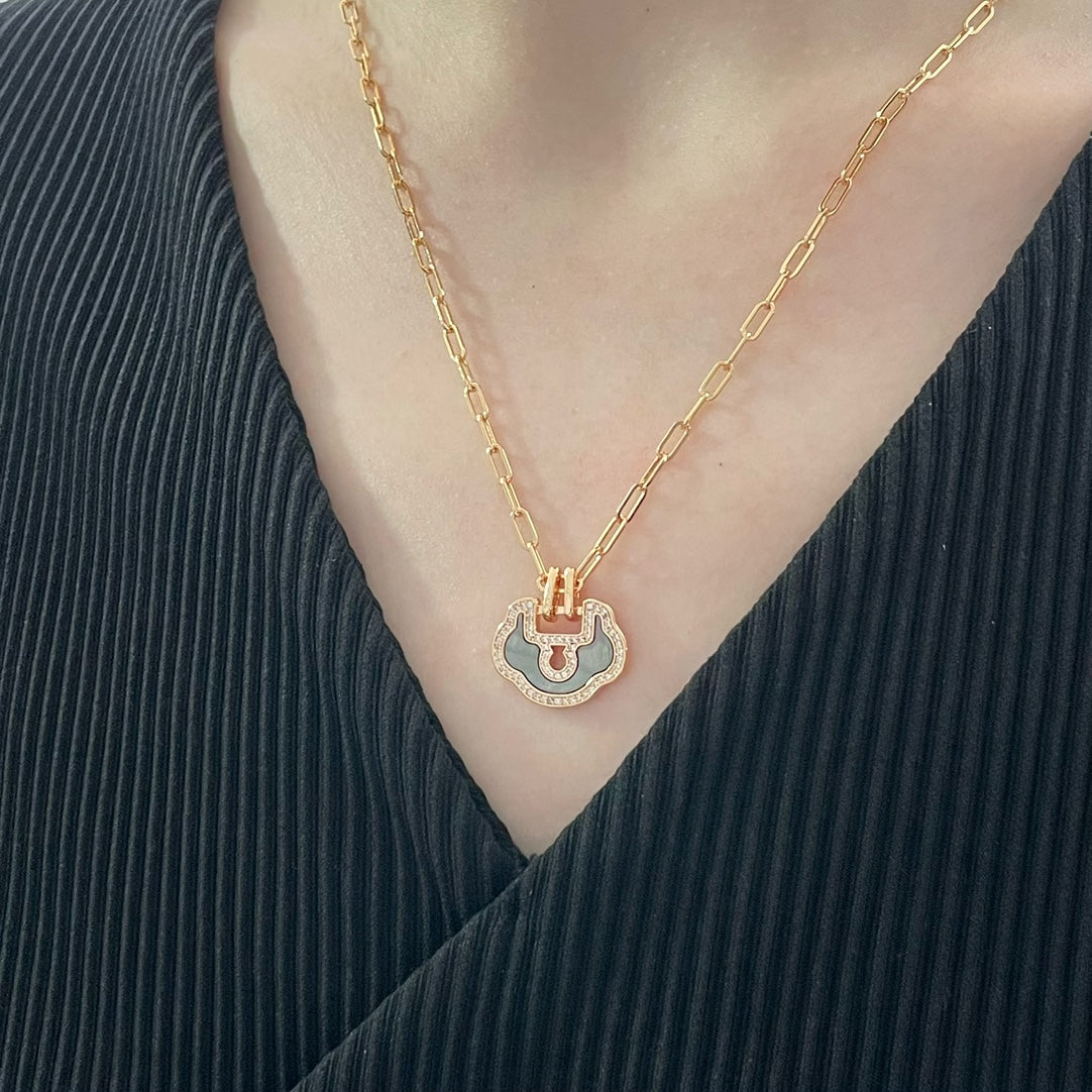 gold shell stylish Necklace for women - product detail view