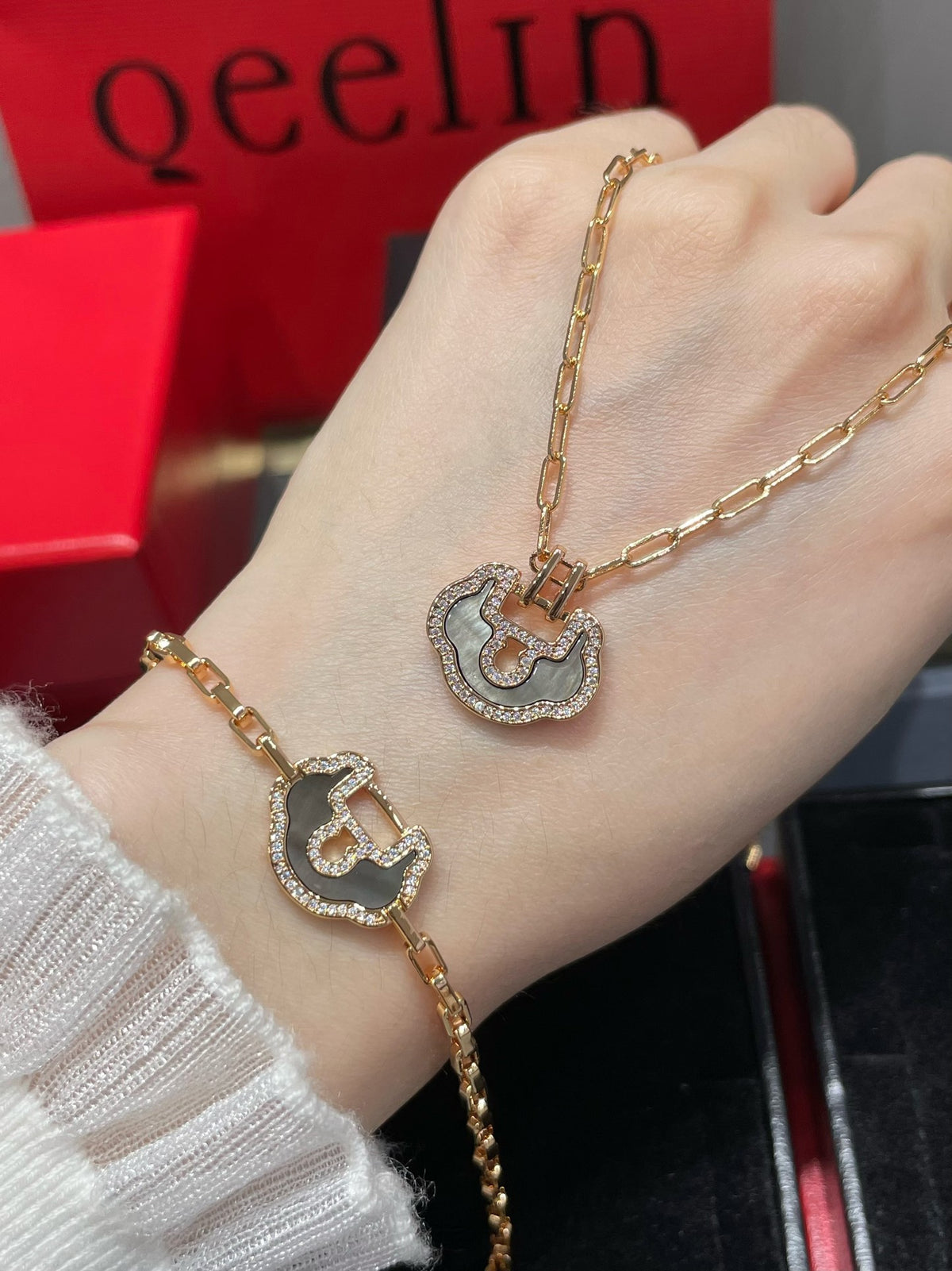 gold shell stylish Necklace for women - alternate angle view 6