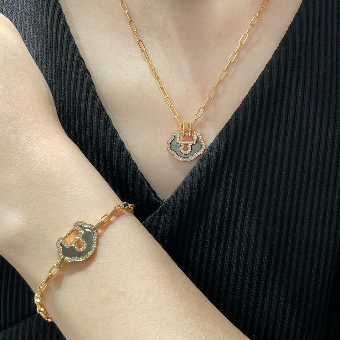 gold shell stylish Necklace for women - alternate angle view 2