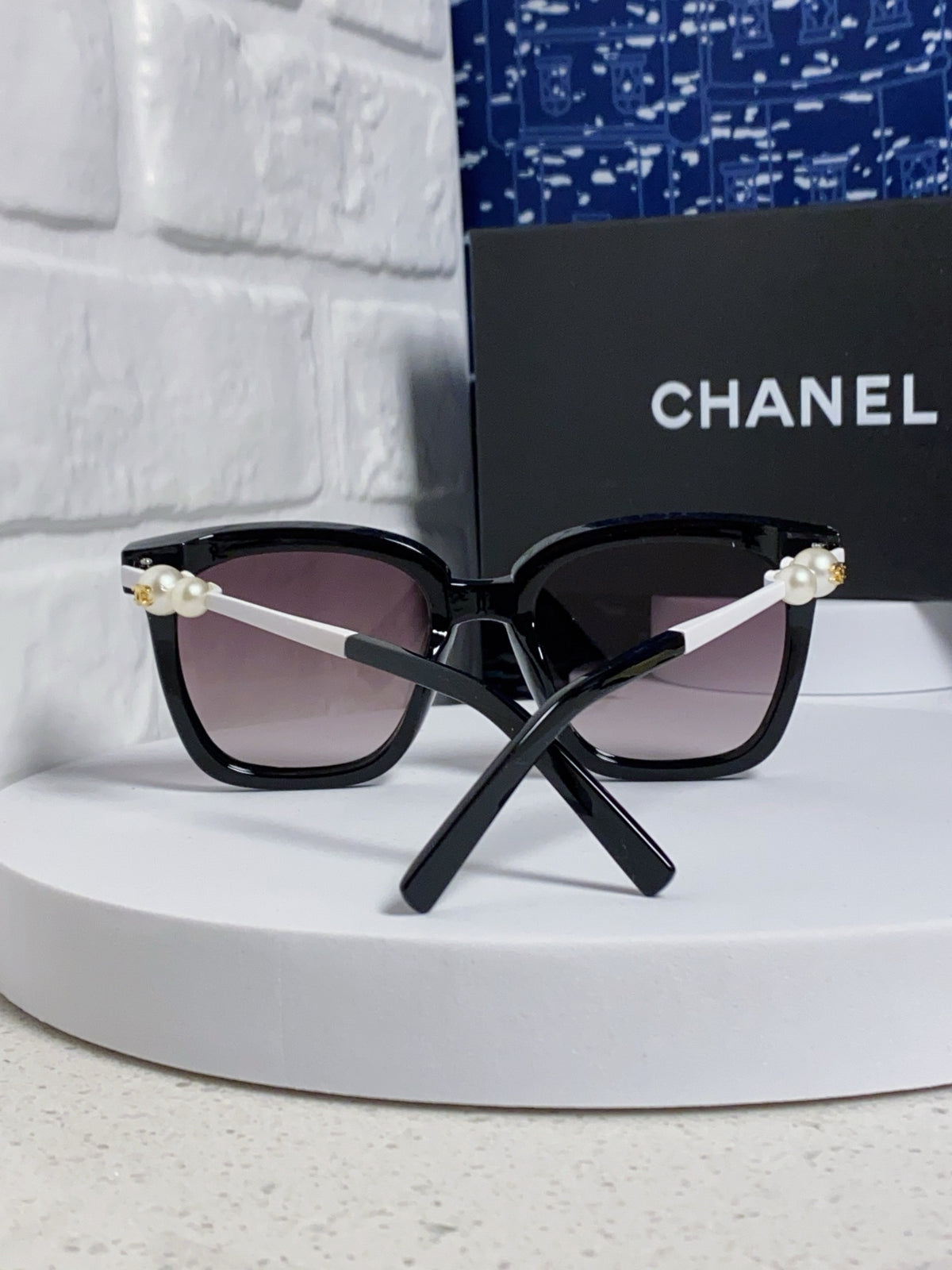 pearl double c Sunglasses for women - alternate angle view 3