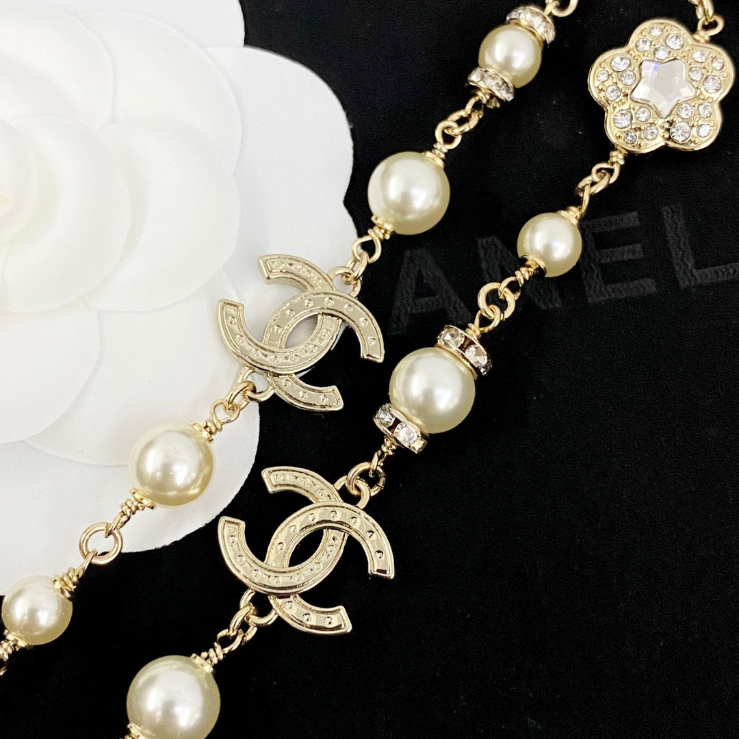 light gold pearl clover Perfume for women - alternate angle view 6