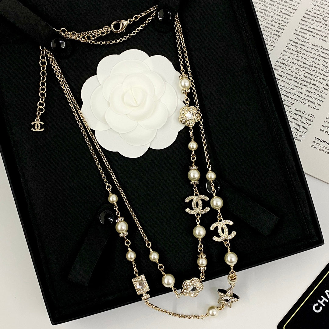 light gold pearl clover Perfume for women - alternate angle view 5