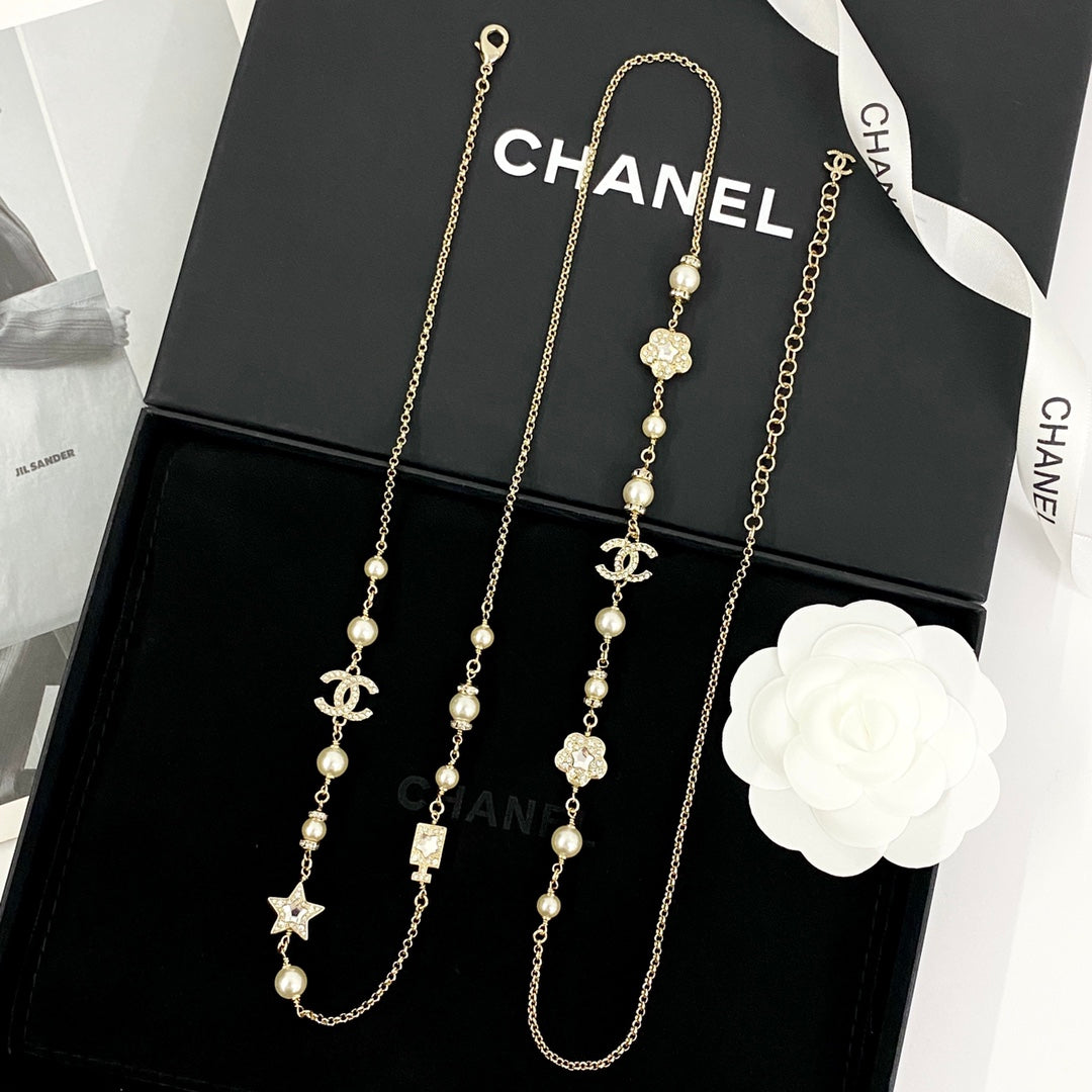 light gold pearl clover Perfume for women - alternate angle view 3