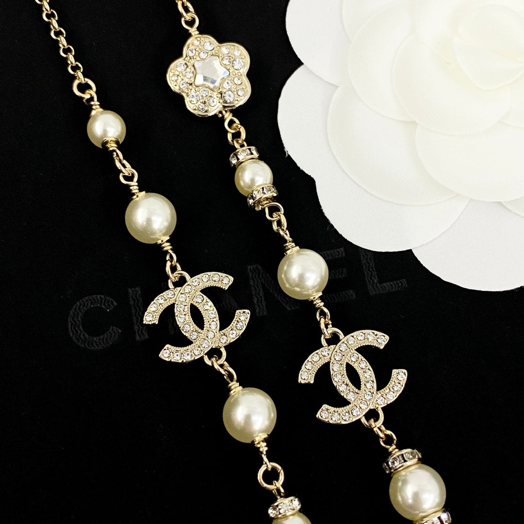 light gold pearl clover Perfume for women - alternate angle view 4