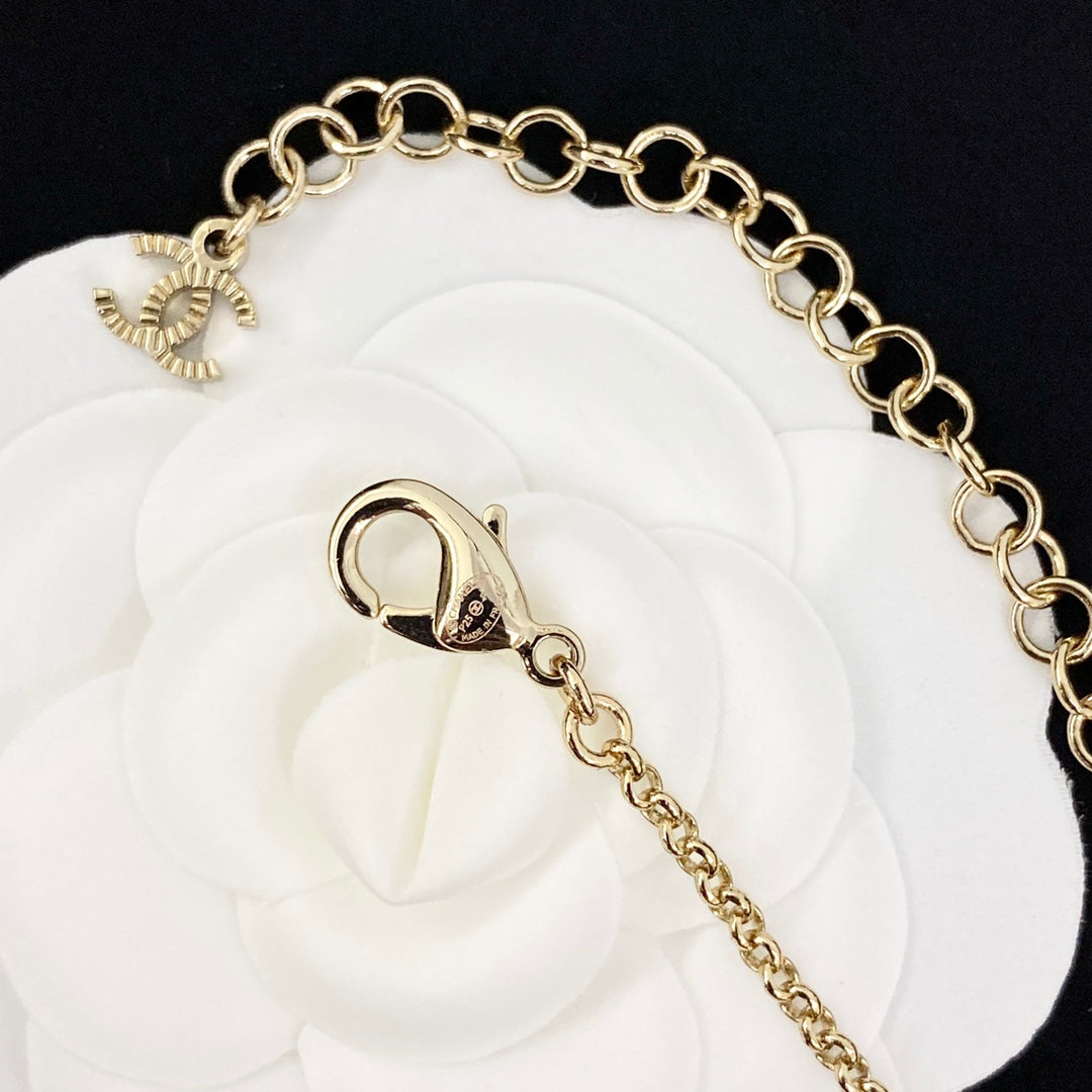 light gold pearl clover Perfume for women - alternate angle view 8