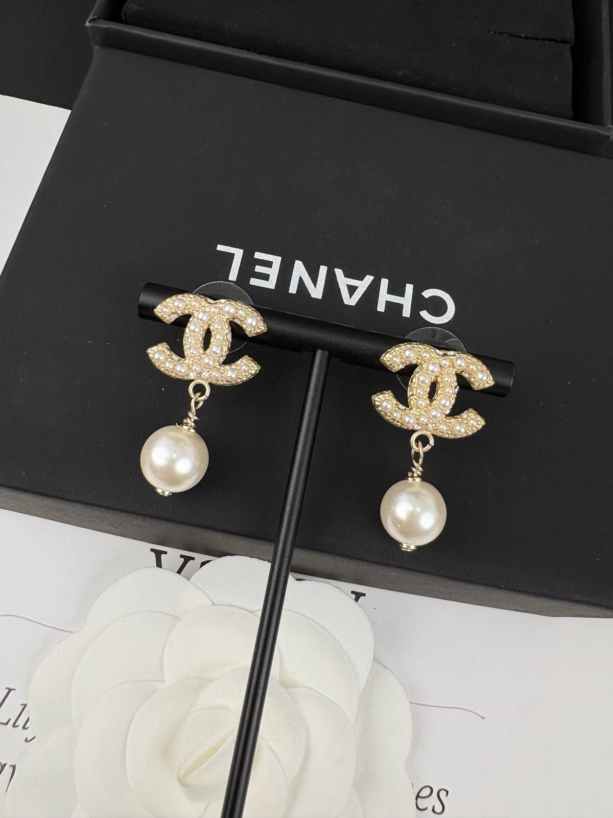 beige double c Pendant for women - alternate angle view 4