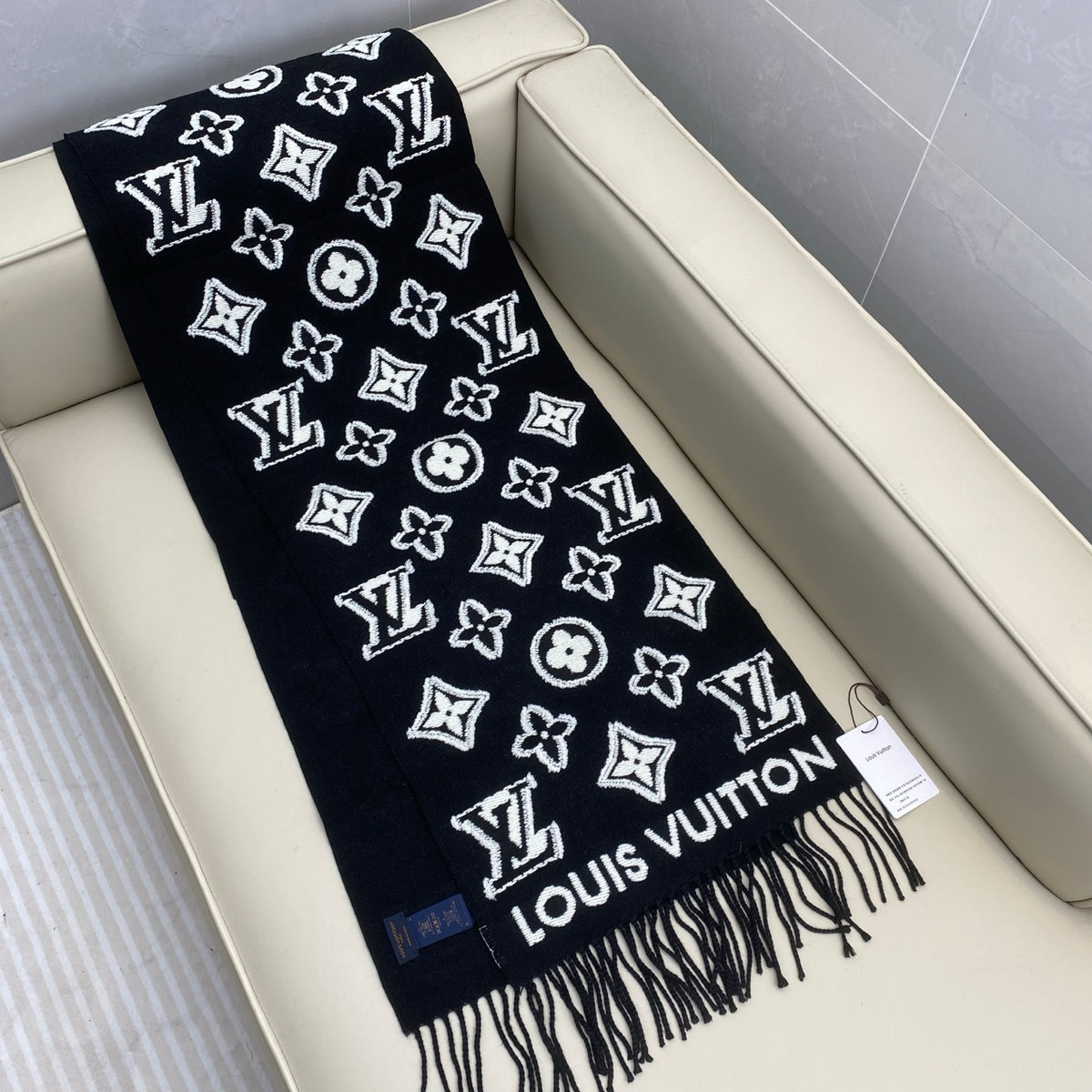 wool embossed Scarf for men - alternate angle view 4