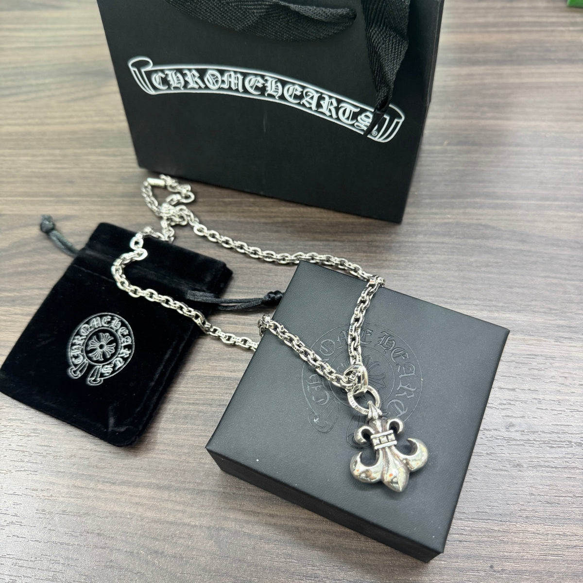 Necklace for women - alternate angle view 3