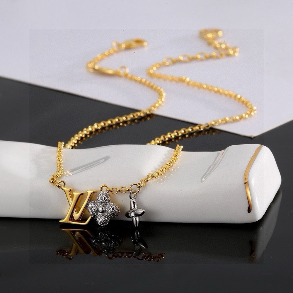 clover Necklace for women - alternate angle view 5