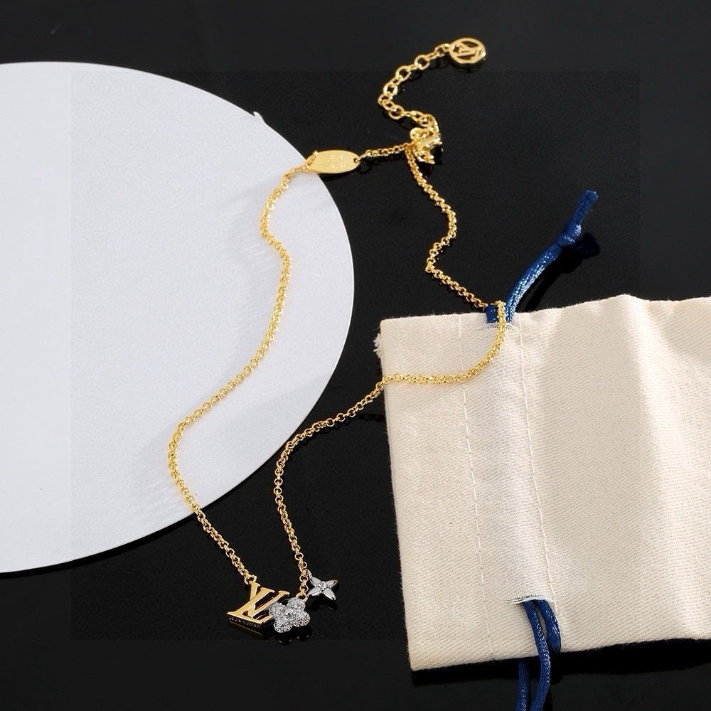 clover Necklace for women - alternate angle view 4