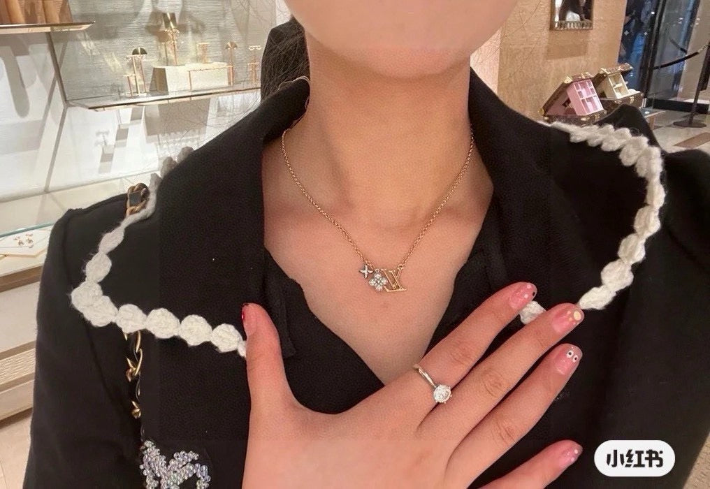 clover Necklace for women - alternate angle view 6