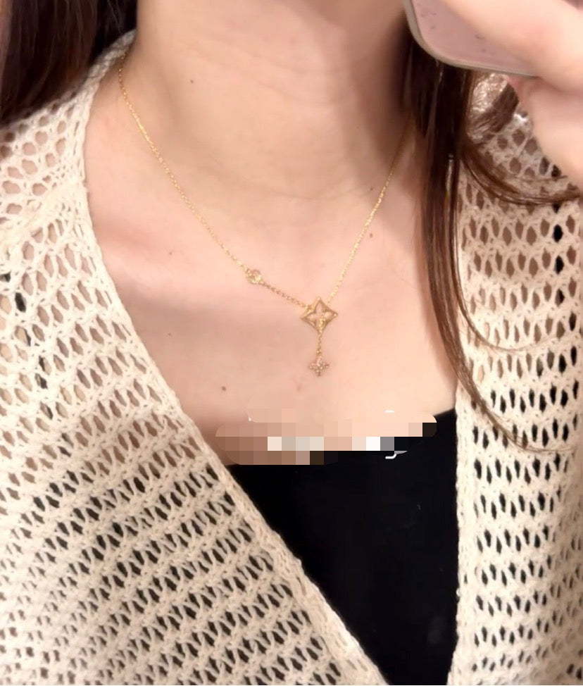 clover Necklace for women - alternate angle view 4