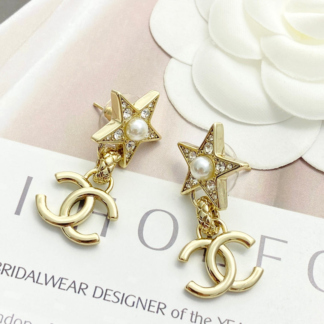 pearl Pendant for women - alternate angle view 4