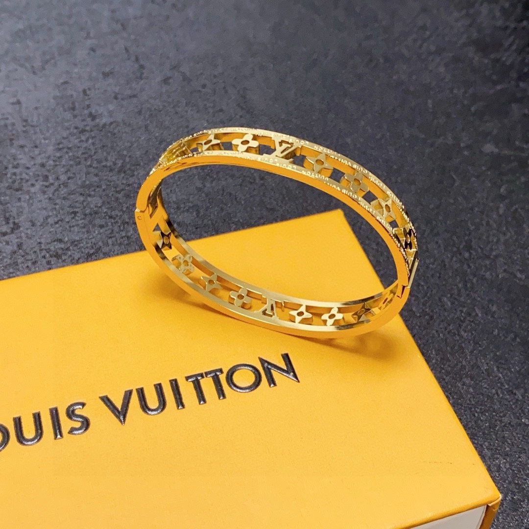 white vintage Bangle for women - alternate angle view 3