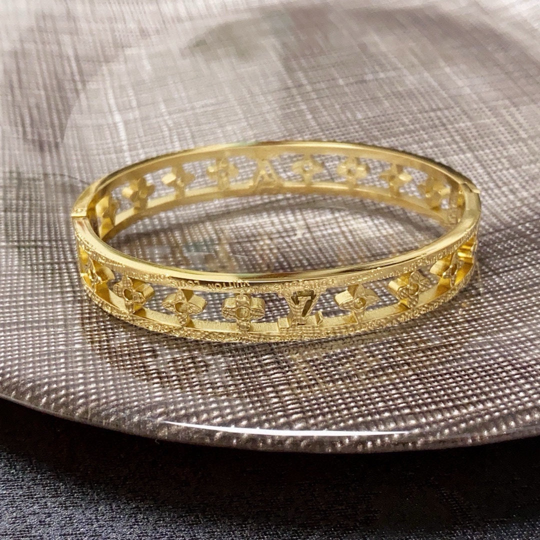 white vintage Bangle for women - alternate angle view 7