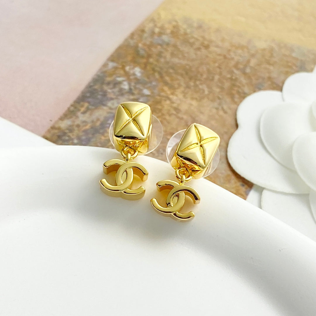 gold luxury Pendant for women - alternate angle view 4