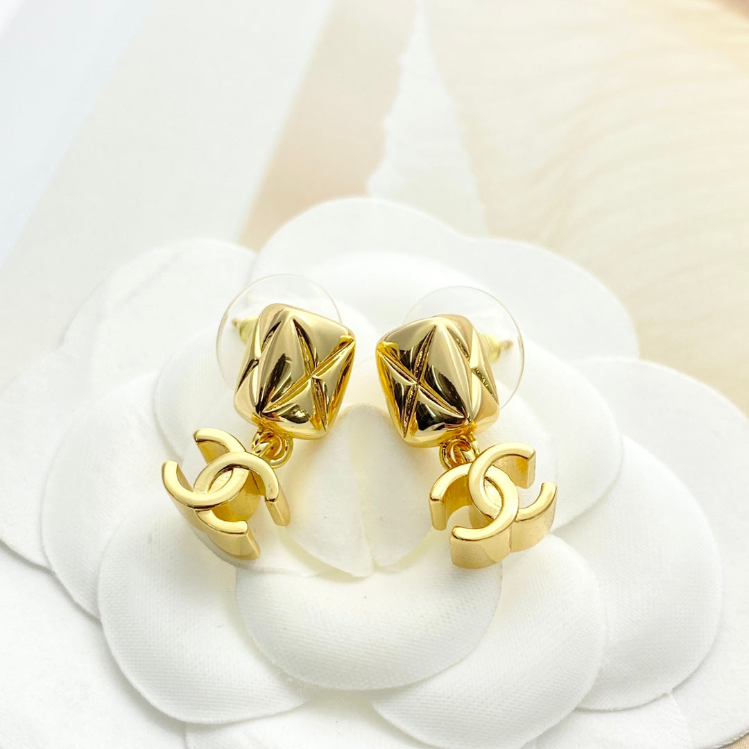 gold luxury Pendant for women - alternate angle view 3