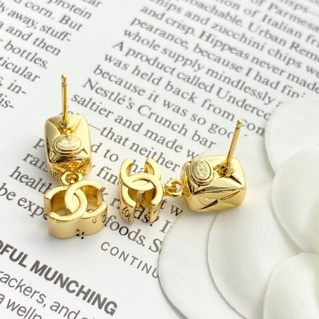 gold luxury Pendant for women - alternate angle view 8