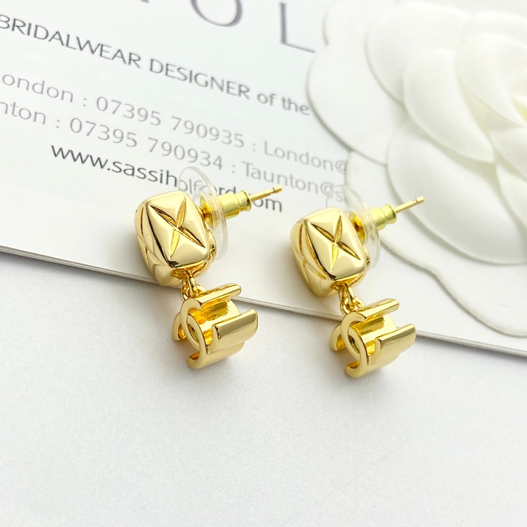gold luxury Pendant for women - alternate angle view 5