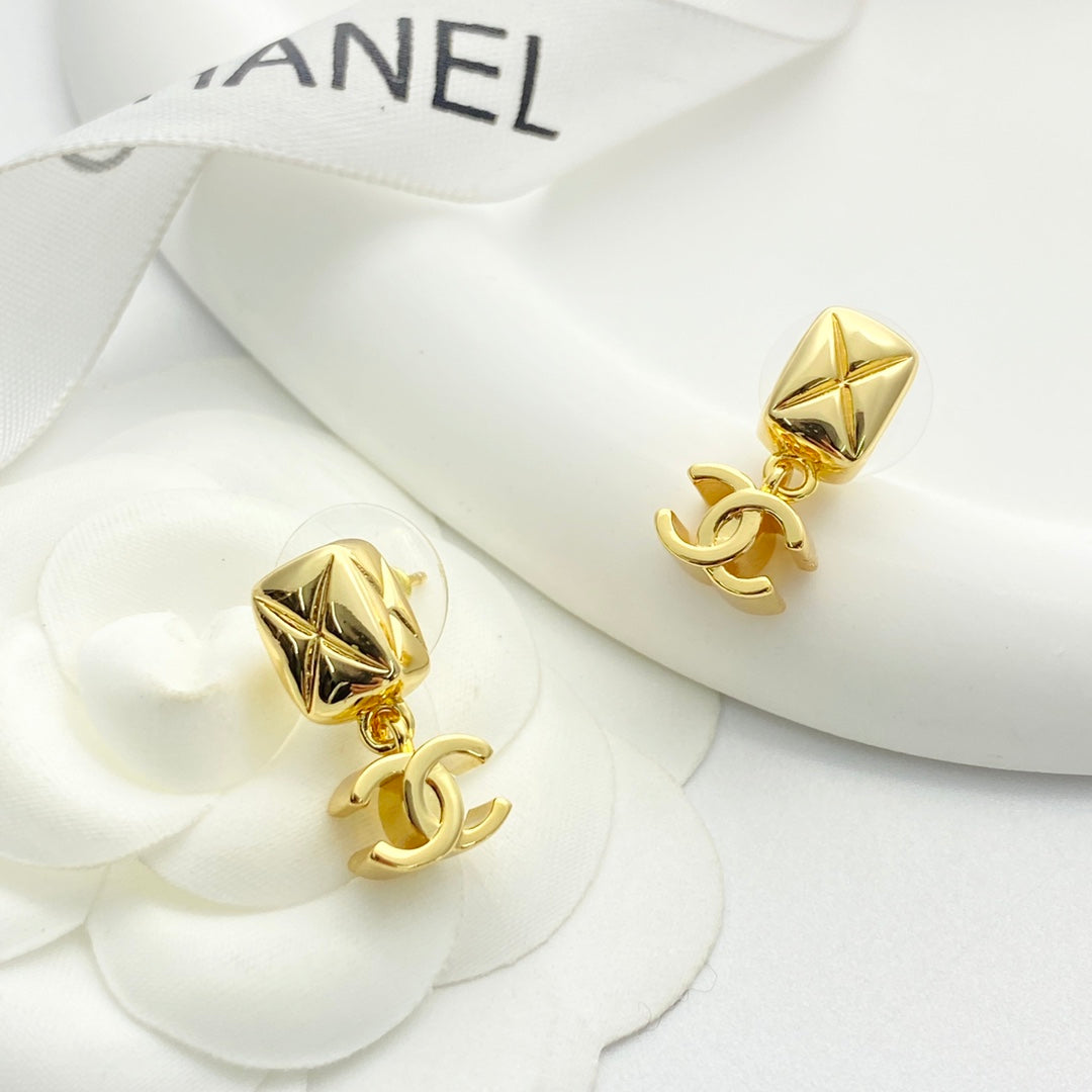 gold luxury Pendant for women - product detail view