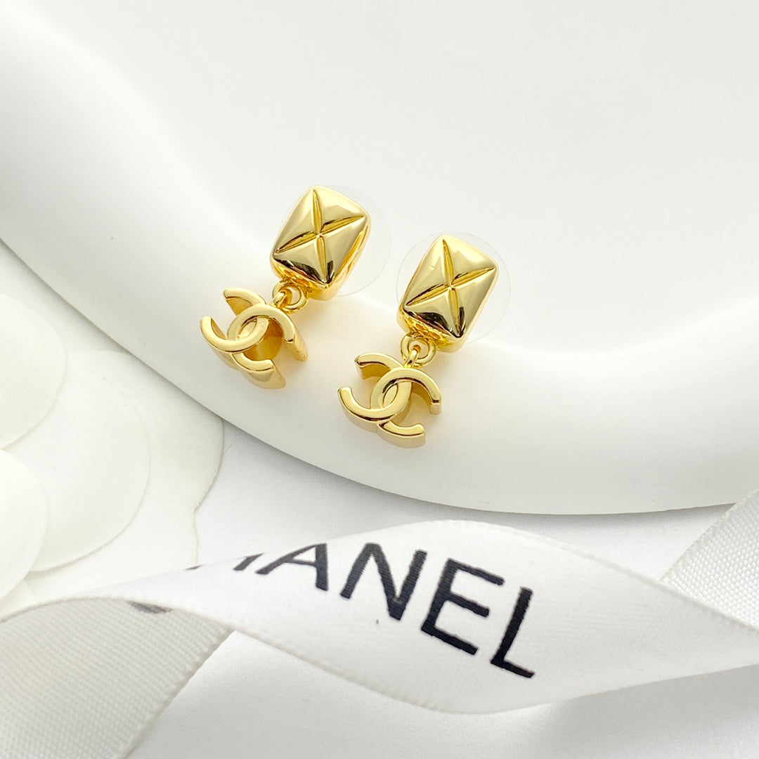 gold luxury Pendant for women - alternate angle view 7